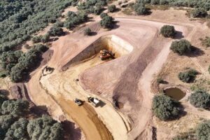 Imagen aérea de trabajos en la mina de wolframio de Abenójar