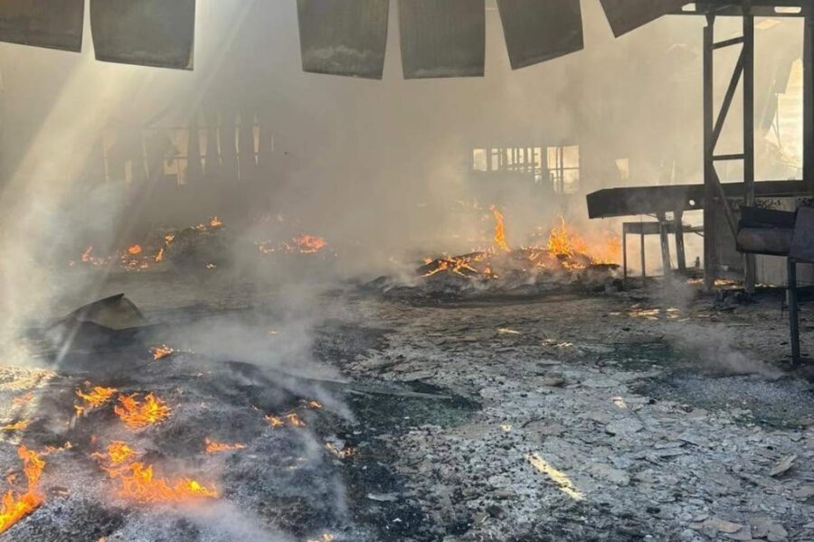 Arde por completo una nave de 5.000 metros cuadrados dedicada al pistacho, melón y sandía en Cinco Casas