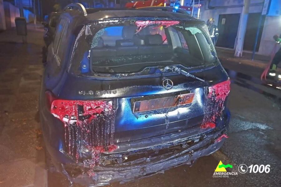 Un incendio de madrugada calcina tres contenedores y alcanza a un coche en Ciudad Real