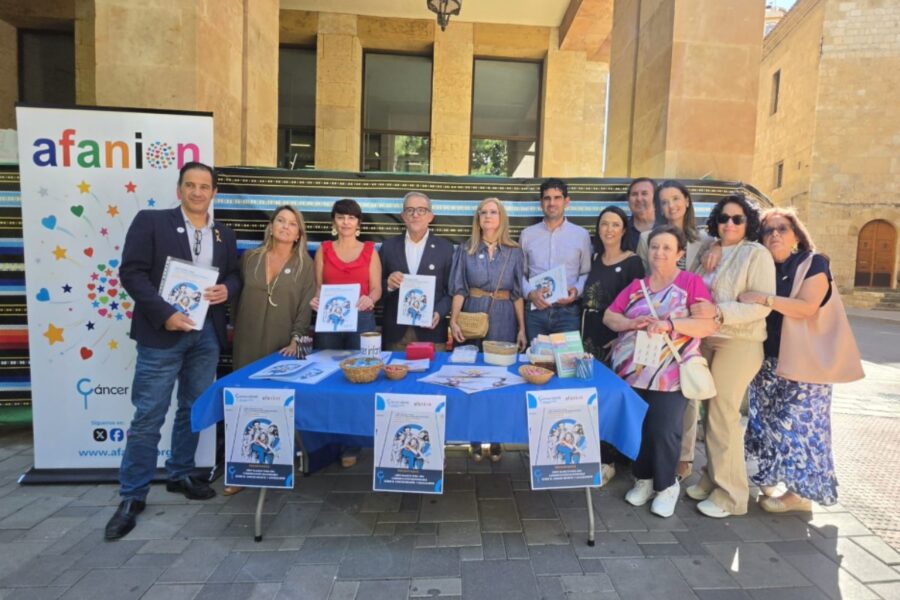 Afanion sale a la calle en Albacete con una mesa informativa para sensibilizar sobre el cáncer infantil