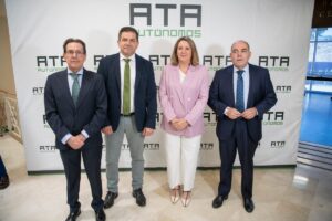 Miguel Ángel Rivero, a la izquierda, acompañado del presidente de la Diputación de Ciudad Real, la consejera de Economía, y el presidente nacional de ATA