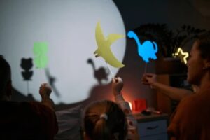 Niños juegan con dinosaurios de papel. Imagen de archivo