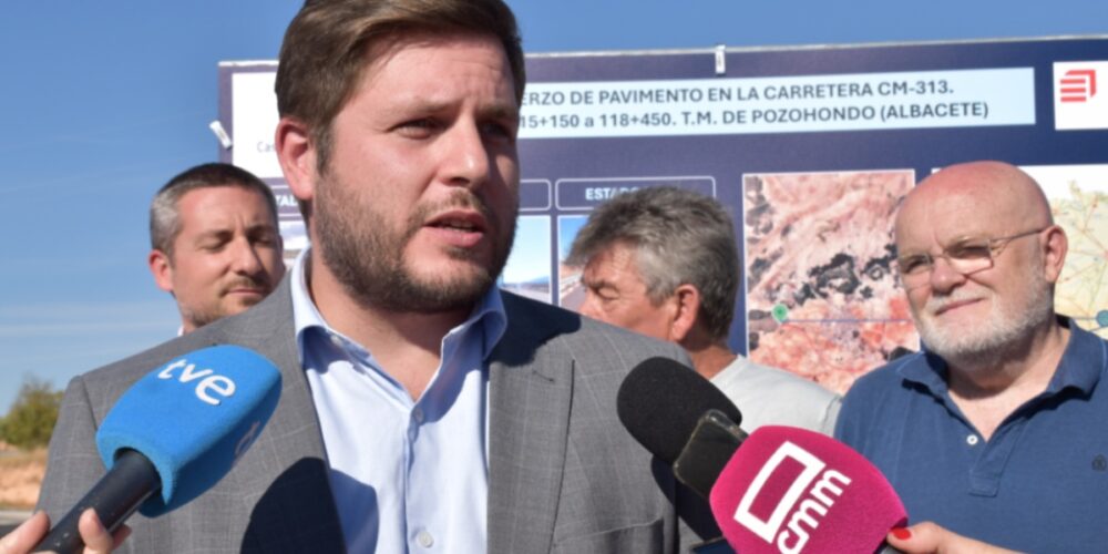 El consejero de Fomento, Nacho Hernando, en Pozohondo (Albacete)