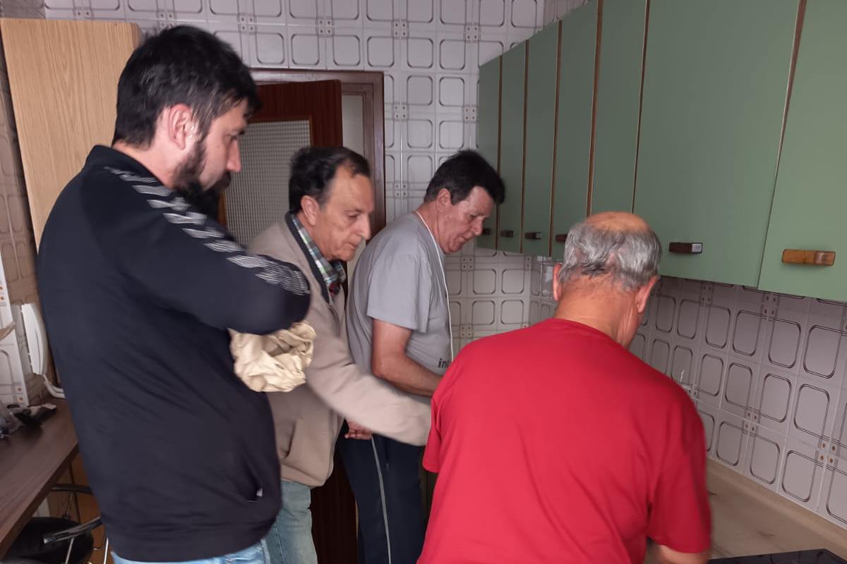 Tres de los usuarios de la vivienda junto a Alberto, uno de los educadores sociales de INCISO que les hace el seguimiento
