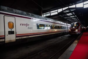 Un AVE Avant estacionado en la estación de Atocha