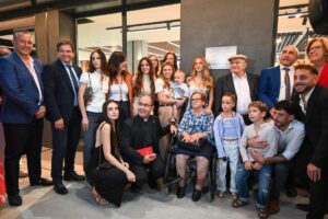 Varias autoridades posan con las distintas generaciones de Quesos Don Apolonio en la inauguración de 'Alma Quesera'