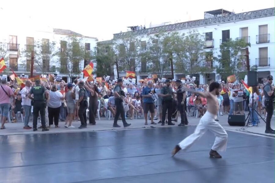 El bailarín Juan Berlanga denuncia insultos en Manzanares al coincidir con una concentración por Ceuta