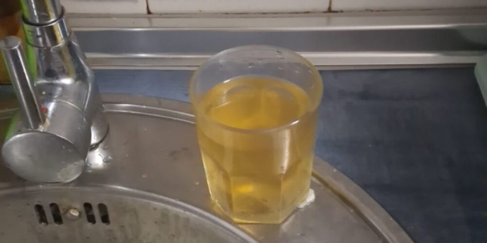 El estado en la el agua corriente llegaba estos días a las viviendas de los vecinos de la zona