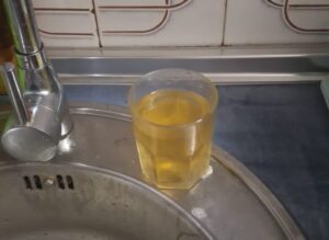 El estado en la el agua corriente llegaba estos días a las viviendas de los vecinos de la zona