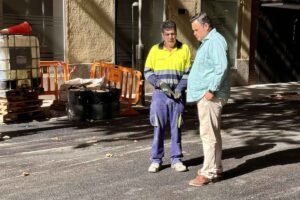 El concejal de Obras del Ayuntamiento de Ciudad Real supervisando una actuación de asfaltado