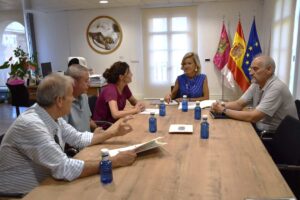 La delegada de la Junta, Marian López, se reunió con directivos del CB Femenino Cuenca.