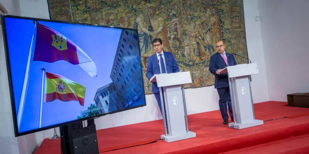 El vicepresidente segundo de Castilla-La Mancha, José Manuel Caballero, y el presidente de las Cortes, Pablo Bellido.