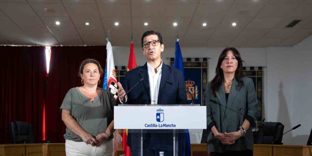 El vicepresidente segundo del Gobierno de Castilla-La Mancha, José Manuel Caballero, junto con la delegada de la Junta en Ciudad Real, Blanca Fernández, y la alcalde de Viso del Marqués, Fátima Victoria Ginés.
