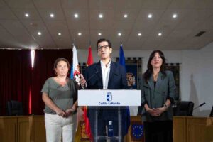 El vicepresidente segundo del Gobierno de Castilla-La Mancha, José Manuel Caballero, junto con la delegada de la Junta en Ciudad Real, Blanca Fernández, y la alcalde de Viso del Marqués, Fátima Victoria Ginés.