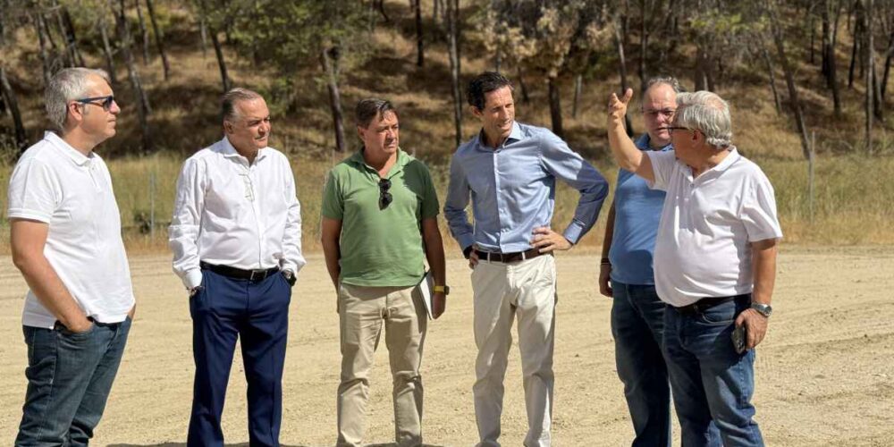 Gregorio (segundo por la izquierda) y el concejal (tercero por la derecha). durante su visita al circuito del Cerro Negro.