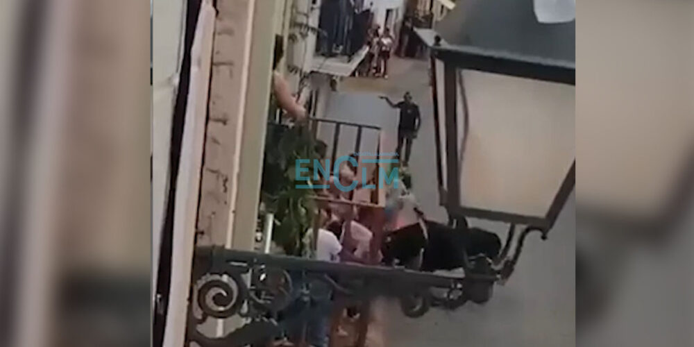 Cogida de una joven en el encierro de Villalba del Rey.