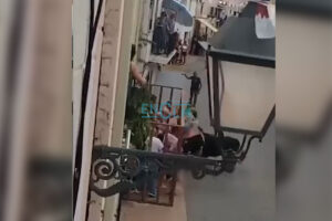 Cogida de una joven en el encierro de Villalba del Rey.