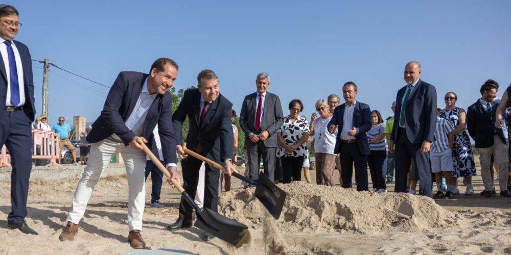 El presidente de Castilla-La Mancha, Emiliano García-Page, ha colocado la primera piedra del nuevo centro