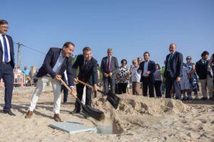 El presidente de Castilla-La Mancha, Emiliano García-Page, ha colocado la primera piedra del nuevo centro