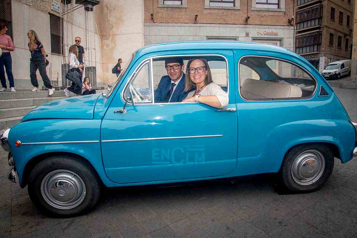 Un icono de la Transición, el 600; a bordo, Esther Padilla (portavoz de la Junta) y José Manuel Caballero (vicepresidente regional).