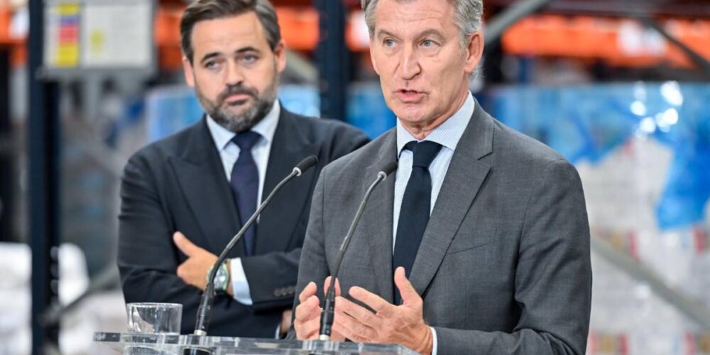 El presidente del PP, Alberto Núñez Feijóo, y el presidente del partido en Castilla-La Mancha, Paco Núñez, en Alovera (Guadalajara). Foto: Rafel Martín/Europa Press