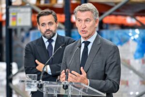 El presidente del PP, Alberto Núñez Feijóo, y el presidente del partido en Castilla-La Mancha, Paco Núñez, en Alovera (Guadalajara). Foto: Rafel Martín/Europa Press