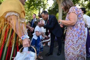 El alcalde, junto al resto de la corporación municipal, participa en la cabalgata de apertura de la Feria 2026