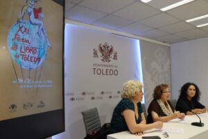 La concejala de Cultura, Ana Pérez, junto a Elvira Rivero, de la Asociación de Libreros de Toledo, y Elena Catalán, coordinadora de la Feria 