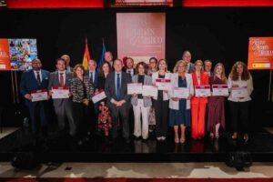 Foto de familia de los reconocimientos turísticos entregados por el Ministerio.