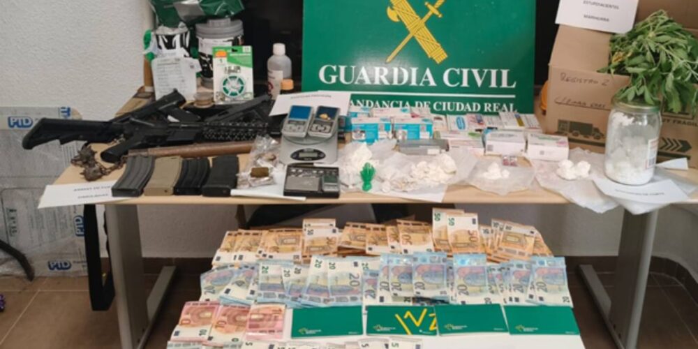 Armas, droga y dinero intervenidas en la operación. Foto: Guardia Civil de Ciudad Real