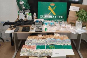 Armas, droga y dinero intervenidas en la operación. Foto: Guardia Civil de Ciudad Real