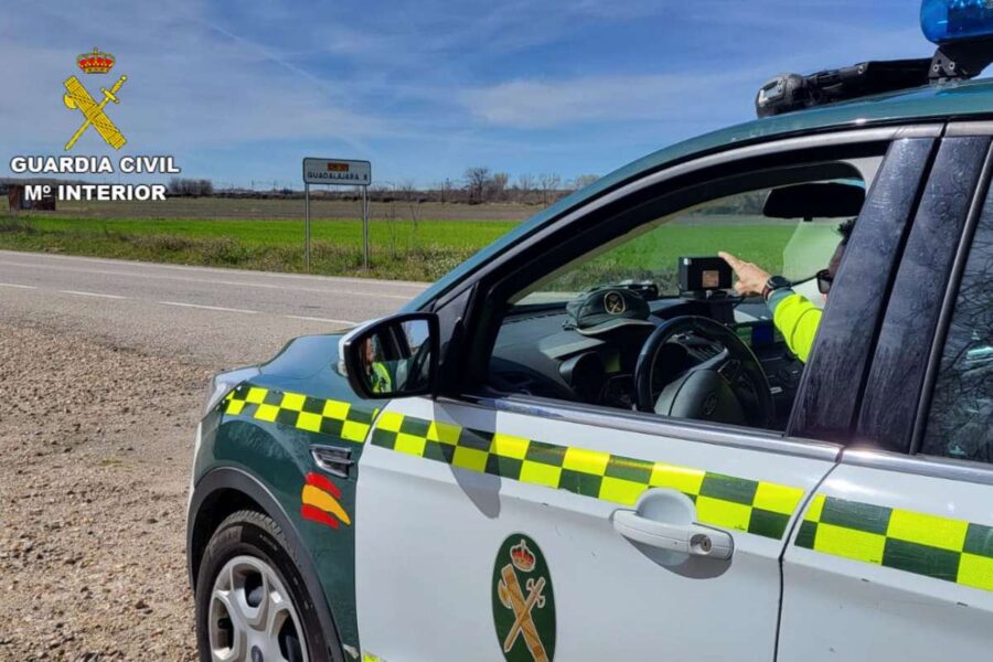 Dos motociclistas circulaban a casi 200 kilómetros por hora en una carretera de 90 en Guadalajara