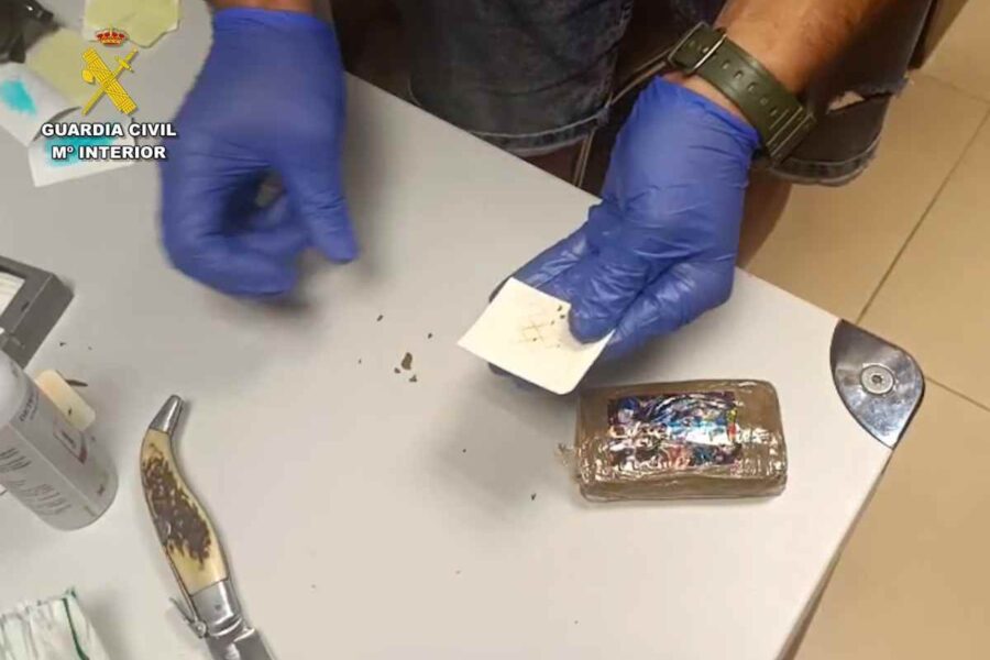 Cuenca | Hace maniobras extrañas, tira una bolsa con droga por la ventanilla y acaba detenido