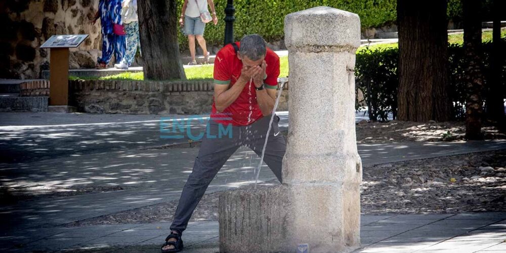 Un hombre se refresca en una fuente de Toledo. Foto: ENCLM/Rebeca Arango.