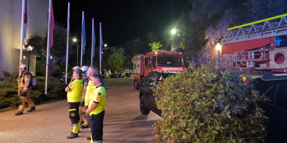Equipos de emergencia junto al Hotel Beatriz, que tuvo que ser desalojado por el incendio.