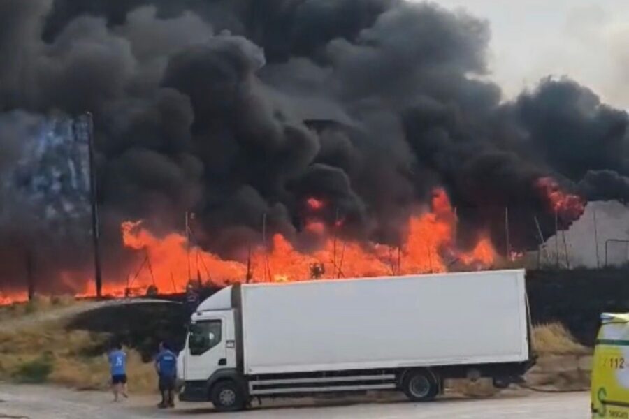 Impresionante incendio en una planta de residuos de Cuenca: el fuego se ha iniciado en unos rastrojos