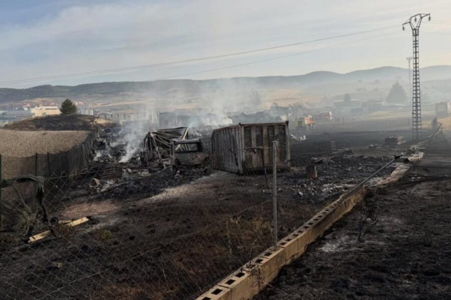 Controlado el incendio en una planta de reciclaje de Cuenca, pero «se va a tardar en extinguir»: recomiendan cerrar ventanas por el humo