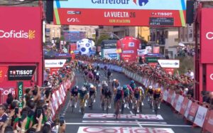 Llegada a Elche de la Sierra de La Vuelta a España.