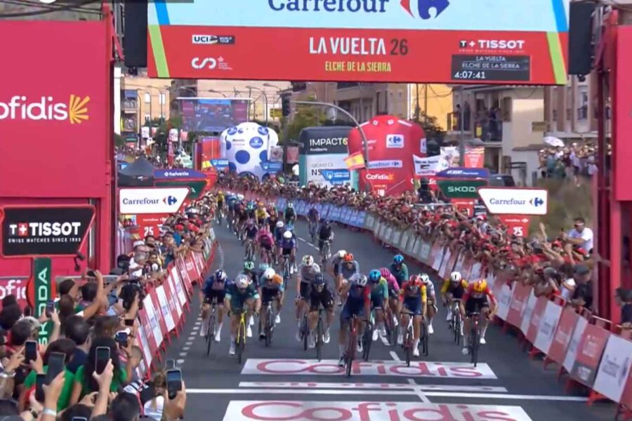 Enric Mas mantiene el mallot rojo tras la etapa de Elche de la Sierra con llegada al sprint
