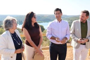 El vicepresidente segundo, José Manuel Caballero, y la consejera de Desarrollo Sostenible, Mercedes Gómez.