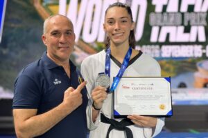 La deportista Lena Moreno posa con su medalla de plata. Foto: Prensa Hankuk