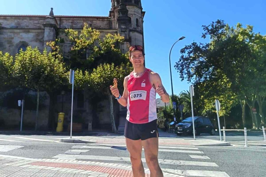 Christian López bate su propio récord subiendo los 311 escalones de las Calzadas de Mallona