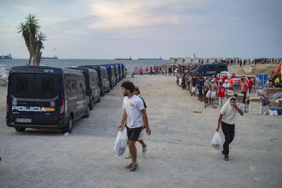 14 menores migrantes de Ceuta llegan este jueves a Castilla-La Mancha, una de ellos una niña