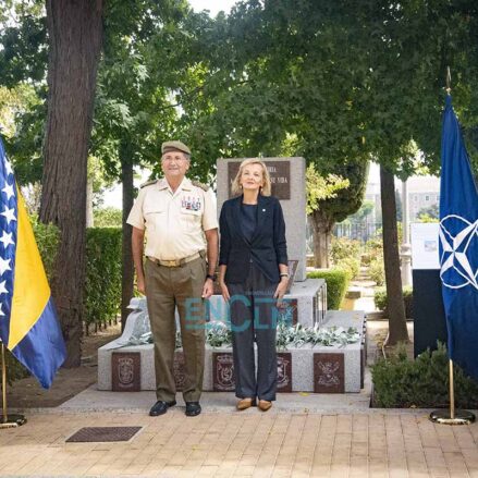 Fotos | Un monolito recuerda en el Alcázar de Toledo a las personas de las misiones españolas que fallecieron en Bosnia y Herzegovina — imagen 1