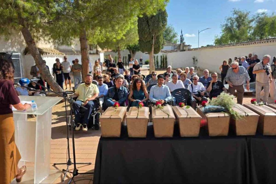 La Roda inaugura el monumento a la memoria democrática y la Diputación arrancará «en breve» la exhumación otra fosa