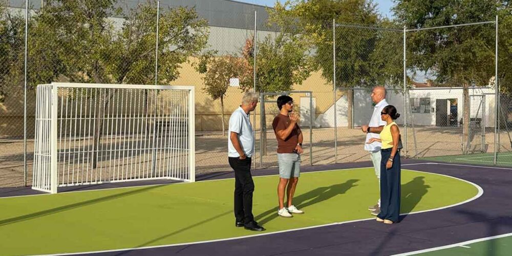 Charo Navas visita las instalaciones deportivas del municipio