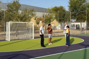 Charo Navas visita las instalaciones deportivas del municipio