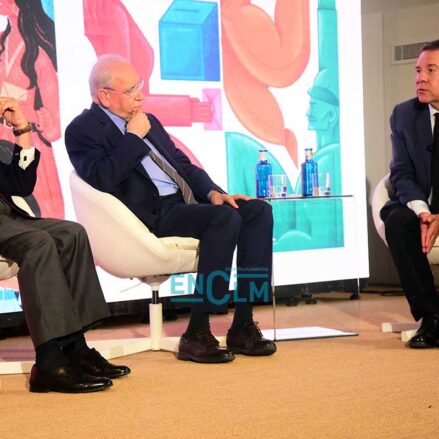 Fotos | El encuentro entre Page, Martín Villa y Alfonso Guerra en Toledo para hablar de la Transición — imagen 1