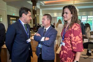 El presidente de Castilla-La Mancha, Emiliano García-Page, junto a su homólogo andaluz, Juanma Moreno Bonilla, y la directora general de Asuntos Europeos, Nazaret Rodrigo.