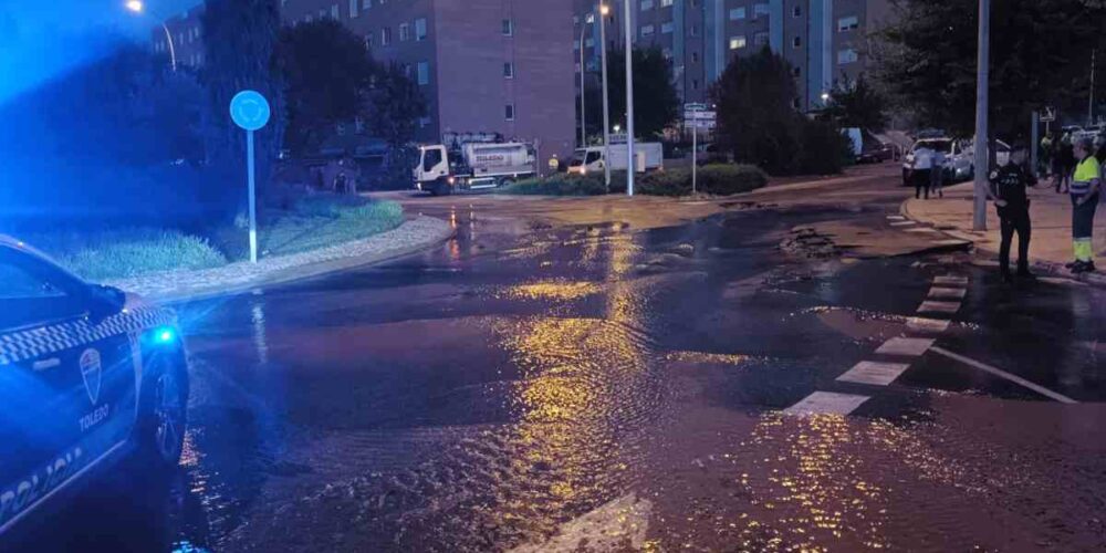 Rotura de una tubería en la calle Río Estenilla, en Toledo